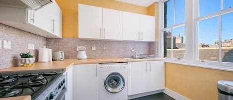 KĂŒhlschrank, Mikrowelle, Ofen, Herdplatte