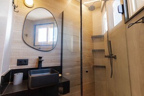 SUH Botafogo 5 | Bathroom | Shower, hair dryer, towels, toilet paper