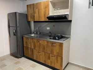 Kühlschrank, Mikrowelle, Herdplatte, Wasserkocher mit Kaffee-/Teezubehör