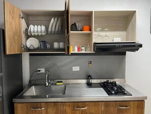 Fridge, microwave, stovetop, coffee/tea maker - Apartment in San Marcos Envigado with Air C, Balcony WIFI, Central and endowed (Envigado)