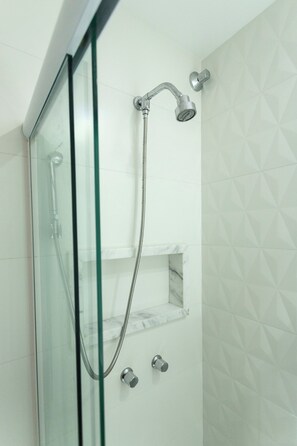 Apartamento | Baño | Secador de pelo, toallas y papel higiénico