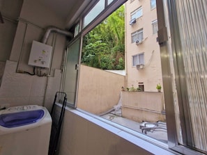 SUH Copacabana 93 | Bathroom | Hair dryer, towels, toilet paper - Ladeira dos Tabajaras 140 (Rio de Janeiro)