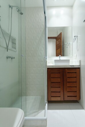 Appartement | Badkamer | Een haardroger, handdoeken, toiletpapier