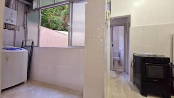 SUH Copacabana 93 | Private kitchen | Fridge, microwave, oven, cookware/dishes/utensils