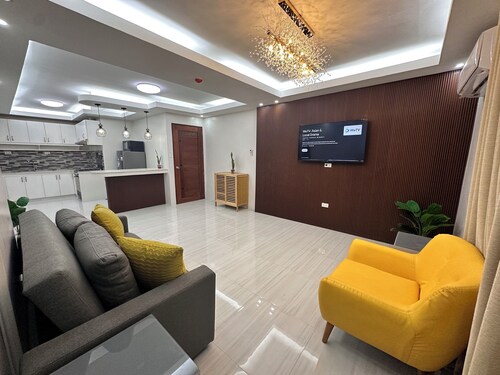 The Penthouse - Barretto,,Olongapo City Near Beach and Inflatable Island