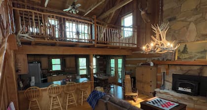 3-bedroom cabin with a loft in lovely Eddyville with WiFi, AC