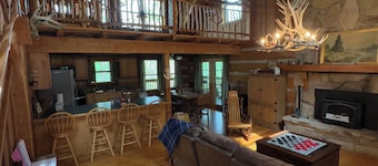 3-bedroom cabin with a loft in lovely Eddyville with WiFi, AC