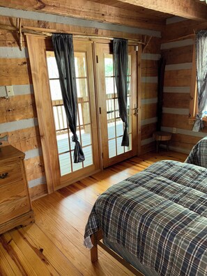 4 bedrooms, desk, iron/ironing board, travel crib
