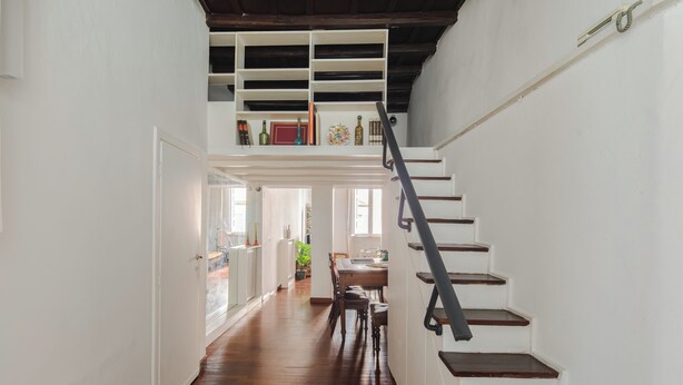 A staircase leading to a loft with a wooden floor and white walls. - DADI INN MONTI (Rome)
