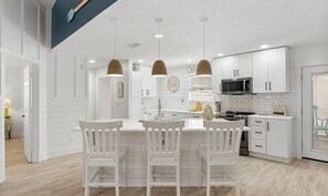 Fridge, microwave, oven, stovetop - Clean & cute 3-bed house near beach accesses & Shell Island; St. Andrews St Park (Panama City)