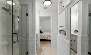 シャワー、ヘアドライヤー、タオル、石鹸