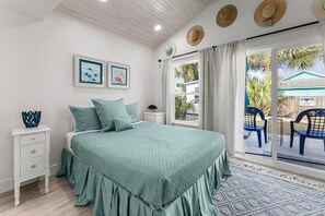 3 bedrooms, in-room safe, iron/ironing board, travel cot - Clean & cute 3-bed house near beach accesses & Shell Island; St. Andrews St Park (Panama City)