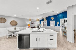 Interior - Clean & cute 3-bed house near beach accesses & Shell Island; St. Andrews St Park (Panama City)