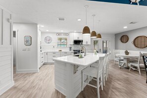 Fridge, microwave, oven, stovetop - Sandcastle Stays: Clean & quiet 3BR near beach, food, Shell Island (Panama City)