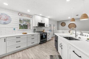 Réfrigérateur, four à micro-ondes, un four, surface de cuisson