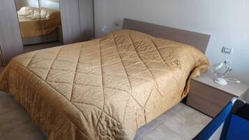 1 habitación, tabla de planchar con plancha y cuna de viaje
