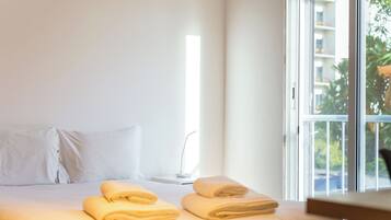 2 bedrooms, desk, iron/ironing board, internet