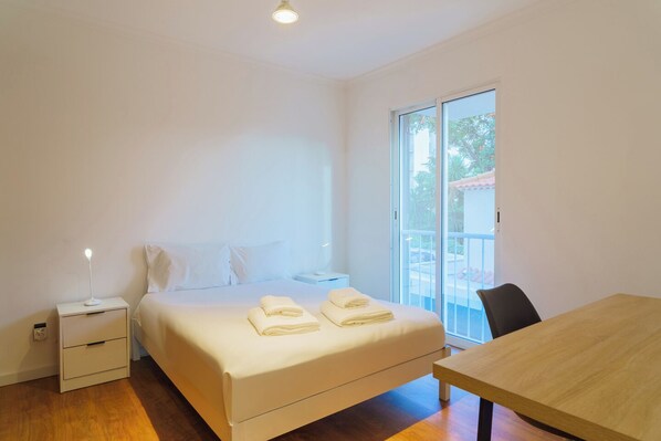 2 bedrooms, desk, iron/ironing board, internet