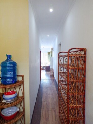 Departamento básico, 1 habitación | 1 habitación, escritorio y espacio para trabajar con laptop 
