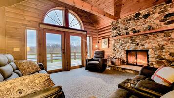 Téléviseur connecté, foyer, lecteur de DVD, table de baby-foot