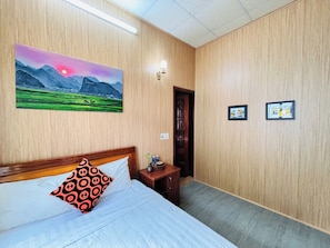 Blackout drapes, soundproofing, free WiFi - The Palm Lodge (Bo Trach)