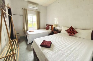 Eenvoudige driepersoonskamer | Verduisterende gordijnen, geluiddichte muren, gratis wifi