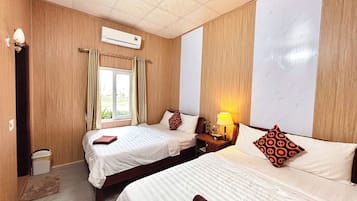 Blackout drapes, soundproofing, free WiFi