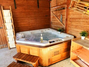 Indoor spa tub - Whole chalet & private spa, 3 parking spaces, ski and lake nearby (Seyne)