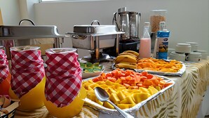 A buffet table with various food items and kitchen equipment. - HOTEL SAN JERONIMO POPAYAN (Popayán)