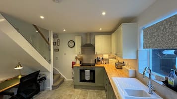 Jääkaappi, mikroaaltouuni, uuni, liesi