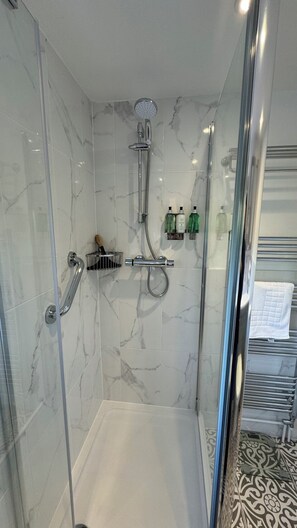 Shower, hair dryer, towels - Luxury Country Cottage Retreat – Perfect for Romantic Getaways & Family Holidays, with Easy Access to Scenic Walks, Horsham’s Attractions, and Sussex’s Best Markets & Dining Experiences. (Horsham)