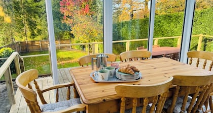 Luxury Country Cottage Retreat – Perfect for Romantic Getaways & Family Holidays, with Easy Access to Scenic Walks, Horsham’s Attractions, and Sussex’s Best Markets & Dining Experiences.