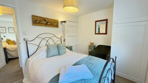 3 bedrooms, iron/ironing board, WiFi, bed sheets - Luxury Country Cottage Retreat – Perfect for Romantic Getaways & Family Holidays, with Easy Access to Scenic Walks, Horsham’s Attractions, and Sussex’s Best Markets & Dining Experiences. (Horsham)