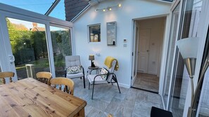 Outdoor dining - Luxury Country Cottage Retreat – Perfect for Romantic Getaways & Family Holidays, with Easy Access to Scenic Walks, Horsham’s Attractions, and Sussex’s Best Markets & Dining Experiences. (Horsham)