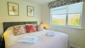 3 bedrooms, iron/ironing board, WiFi, bed sheets - Luxury Country Cottage Retreat – Perfect for Romantic Getaways & Family Holidays, with Easy Access to Scenic Walks, Horsham’s Attractions, and Sussex’s Best Markets & Dining Experiences. (Horsham)