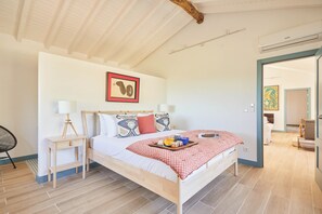 2 bedrooms, iron/ironing board, travel cot, WiFi