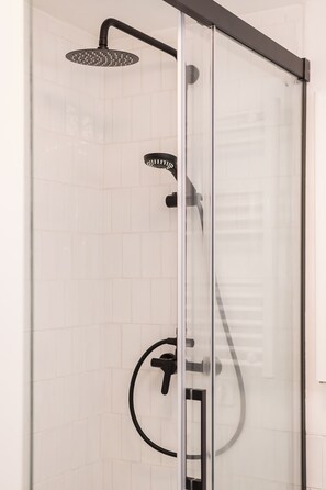 Een douche, handdoeken