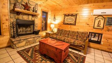 Een televisie en een open haard