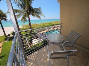 Outdoor dining - 3-bedroom, 3 bath condo in beautiful Longboat Key. Beachfront views w/ pool. (Longboat Key)