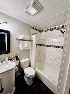 Habitación familiar doble, vistas al jardín | Tabla de planchar con plancha y wifi gratis