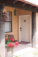 Quarto luxo, vista para o jardim | Ferros/tábuas de passar roupa, Wi-Fi de cortesia