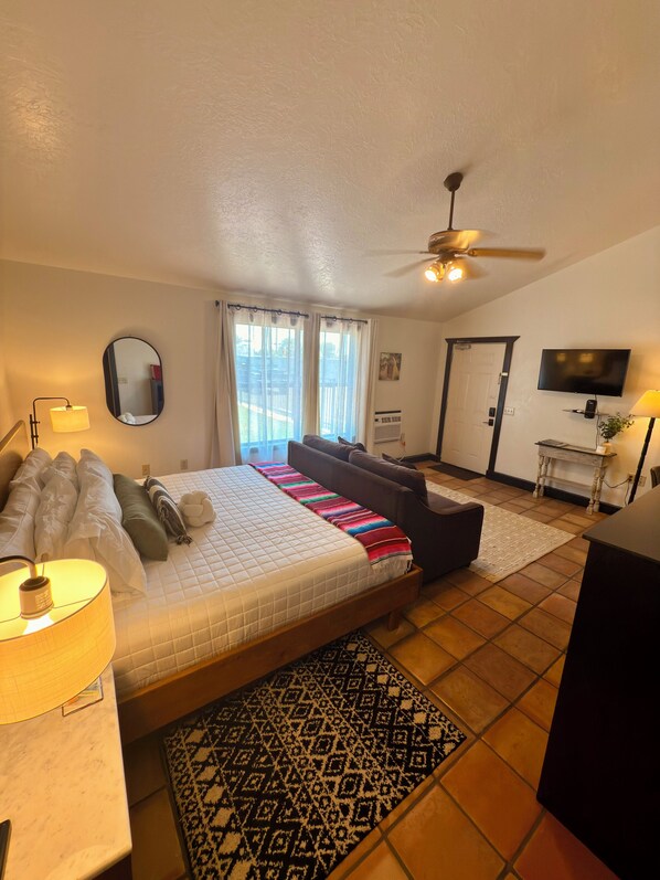 Deluxe Room, Garden View | Iron/ironing board, free WiFi - Adobe Rose Inn (Artesia)