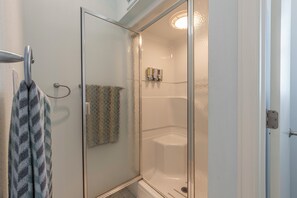 Dusche, Haartrockner, Handtücher, Seife