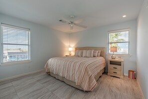 4 habitaciones, escritorio y tabla de planchar con plancha 