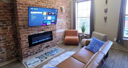 The Henry Lofts 2-bedroom apt., dog friendly fenced yard, arcade, coffee shops