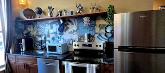 The Henry Lofts 2-bedroom apt., dog friendly fenced yard, arcade, coffee shops