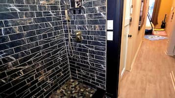 Douche, sĂšche-cheveux, serviettes fournies, savon