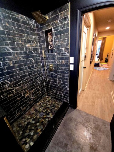 The Henry Lofts 2-bedroom apt., dog friendly fenced yard, arcade, coffee shops