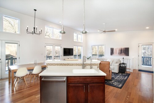 Knoxville Charm Cottage: 5.2 miles to Market Square