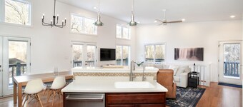 Knoxville Charm Cottage: 5.2 miles to Market Square